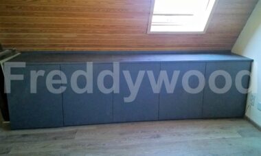 Livingkast onder schuin dak studio Deerlijk Freddywood